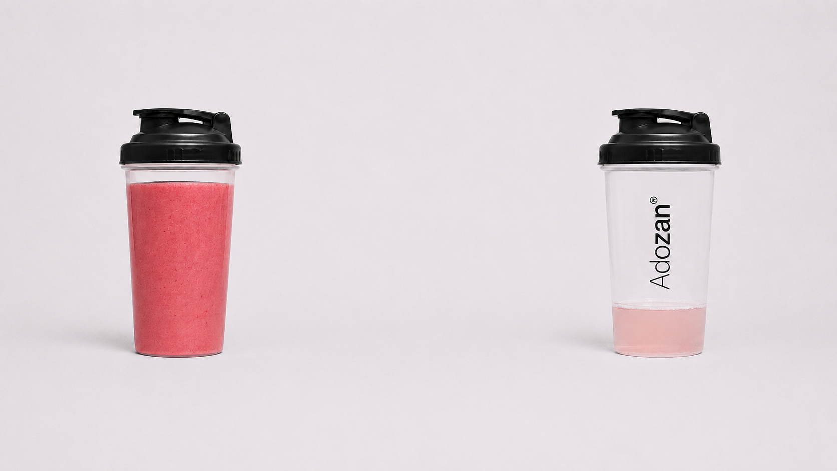 olumenvergleich im Shaker: proteinreicher Standardshake links, Adozan Eiweiß100 Shake rechts mit deutlich geringerem Volumen bei vergleichbarer Proteinmenge