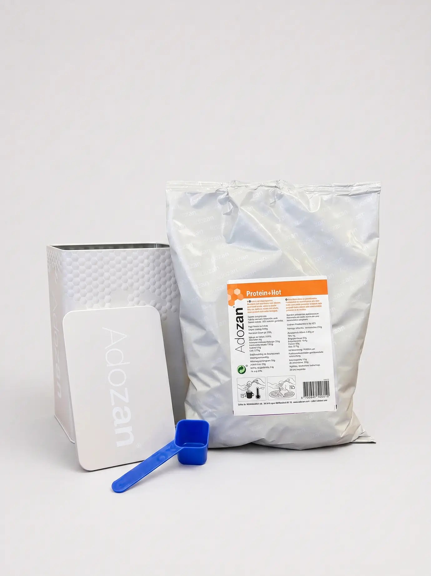 Adozan Protein+Hot Beutel mit Aufbewahrungsbox und Dosierlöffel.