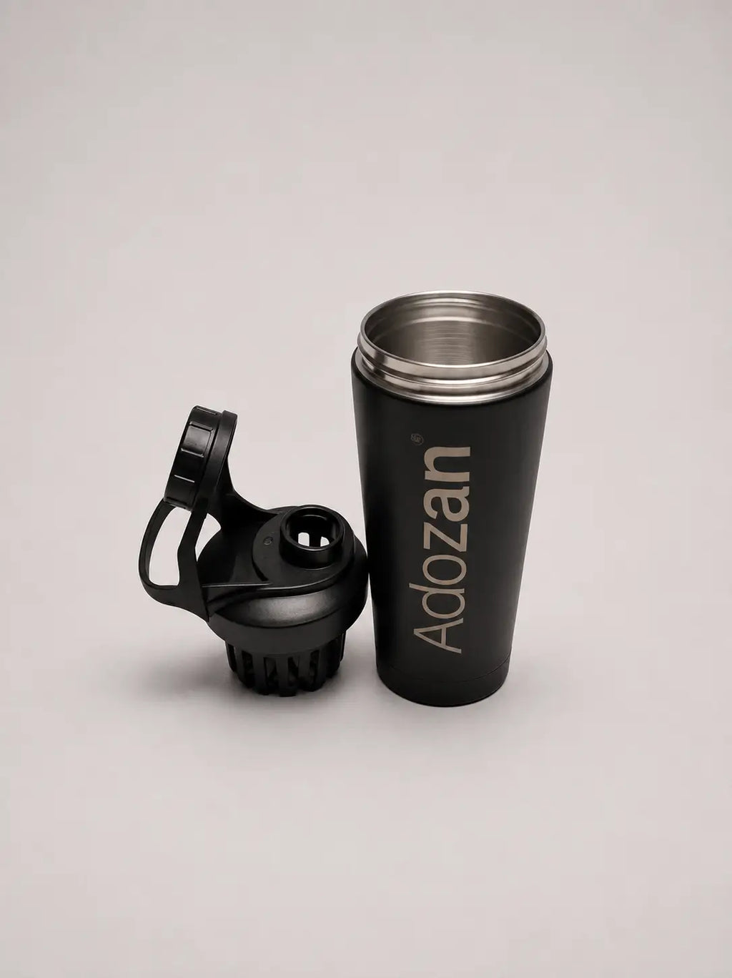 Adozan Protein Shaker mit geöffnetem Schraubdeckel