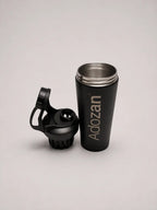 Adozan Protein Shaker mit geöffnetem Schraubdeckel