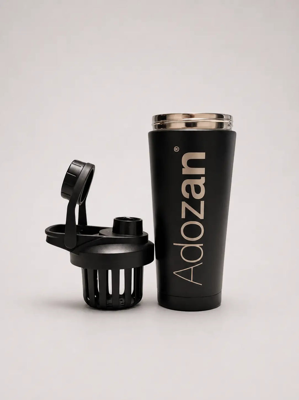 Adozan Protein Shaker mit geöffnetem Deckel und Mixeinsatz