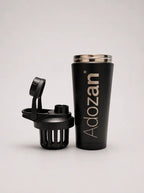 Adozan Protein Shaker mit geöffnetem Deckel und Mixeinsatz