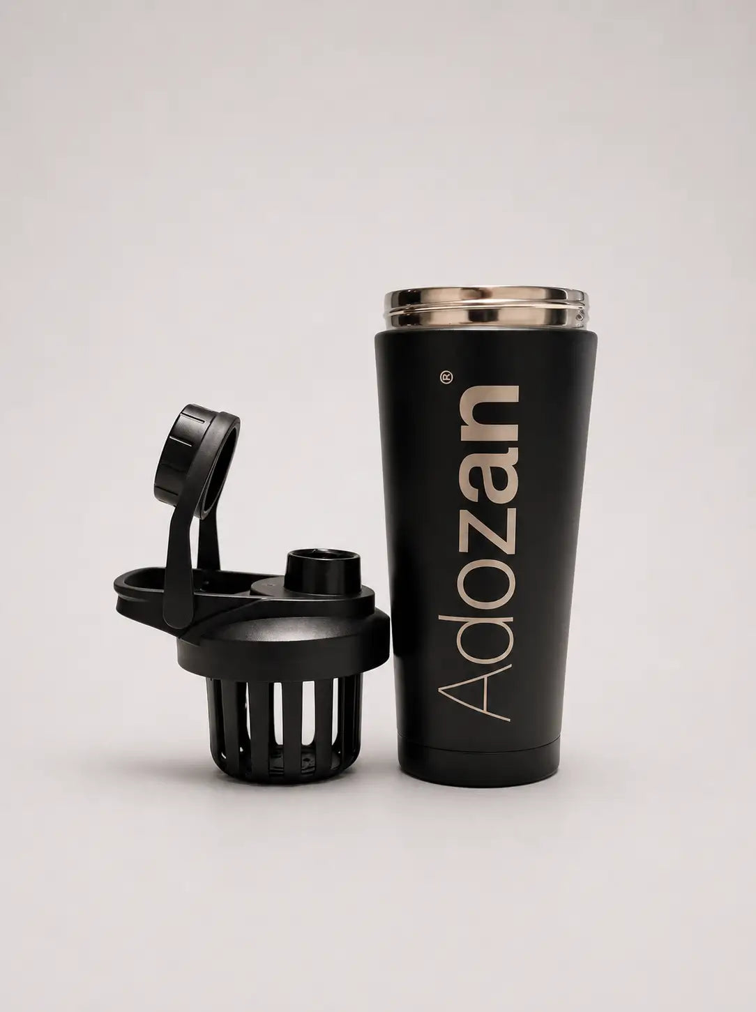 Adozan Protein Shaker mit geöffnetem Deckel und Mixeinsatz